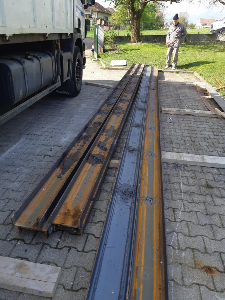 Démolition de la totalité des murs de refends sur deux étages incluant la reprise des charges de la dalle ainsi que le renforcement de la charpente - photo 4 - Joubert Pinet