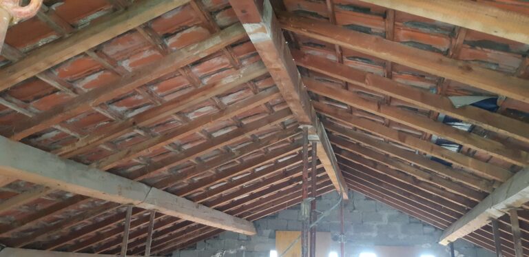 Démolition de la totalité des murs de refends sur deux étages incluant la reprise des charges de la dalle ainsi que le renforcement de la charpente - photo 3 - Joubert Pinet