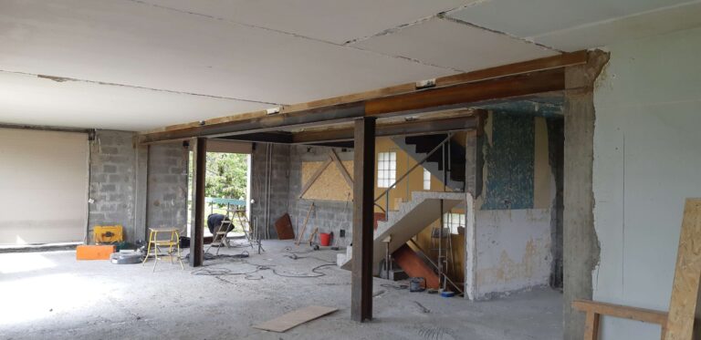Démolition de la totalité des murs de refends sur deux étages incluant la reprise des charges de la dalle ainsi que le renforcement de la charpente - photo 2 - Joubert Pinet