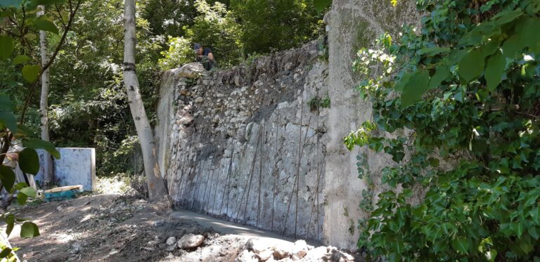 Réfection d'un mur en pierre effondré par coffrage et coulage d'un mur en béton armé contre l'ancien - photo 2 - Joubert Pinet