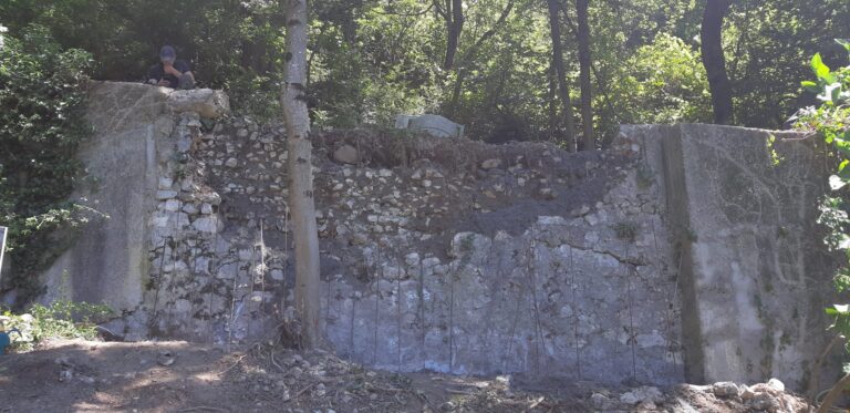 Réfection d'un mur en pierre effondré par coffrage et coulage d'un mur en béton armé contre l'ancien - photo 1 - Joubert Pinet