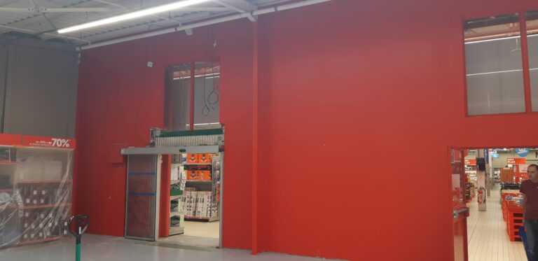 Dépose pendant la nuit de murs préfabriqués dans une grande surface utilisée, incluant la pose de barrière de protection - photo 1 - Joubert Pinet
