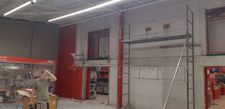 Dépose pendant la nuit de murs préfabriqués dans une grande surface utilisée, incluant la pose de barrière de protection - photo 2 - Joubert Pinet