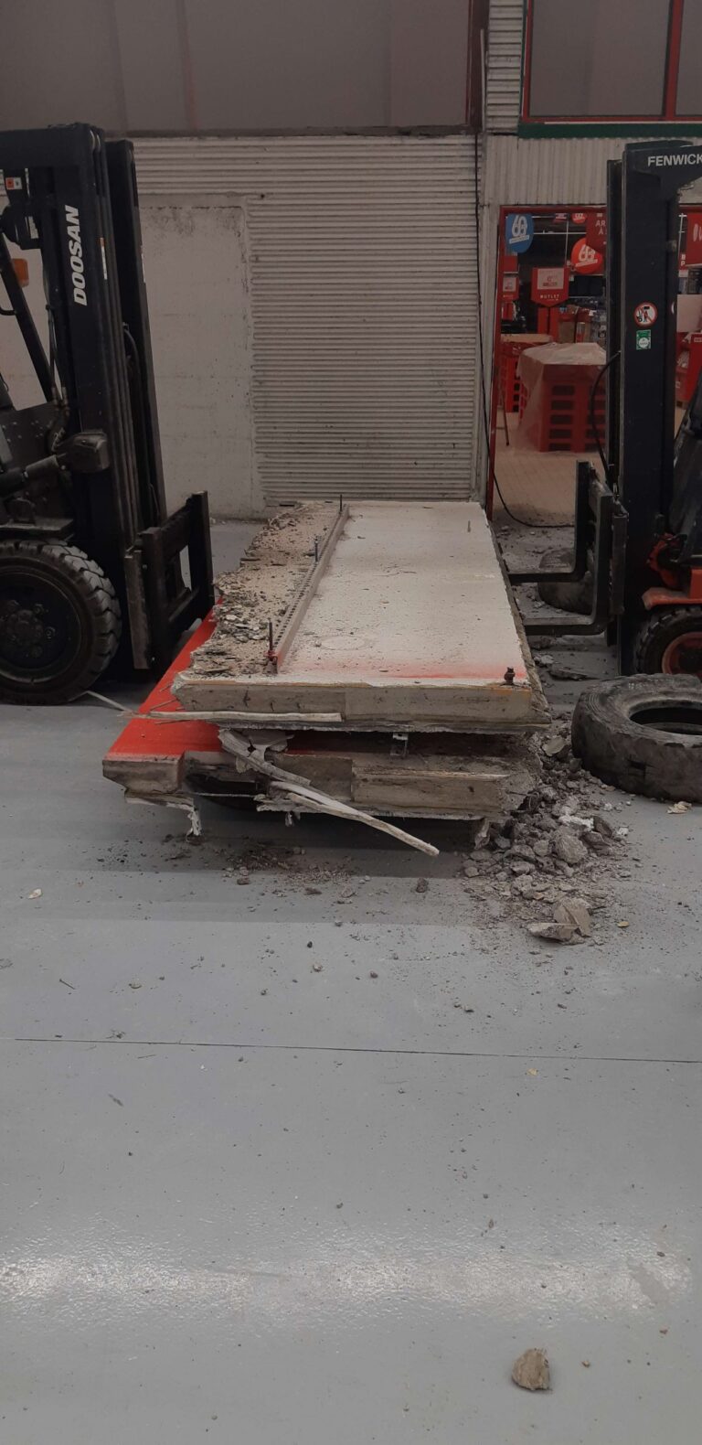 Dépose pendant la nuit de murs préfabriqués dans une grande surface utilisée, incluant la pose de barrière de protection - photo 3 - Joubert Pinet