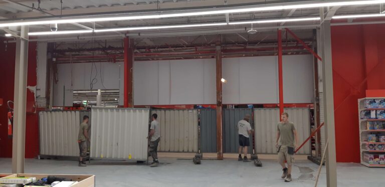 Dépose pendant la nuit de murs préfabriqués dans une grande surface utilisée, incluant la pose de barrière de protection - photo 4 - Joubert Pinet