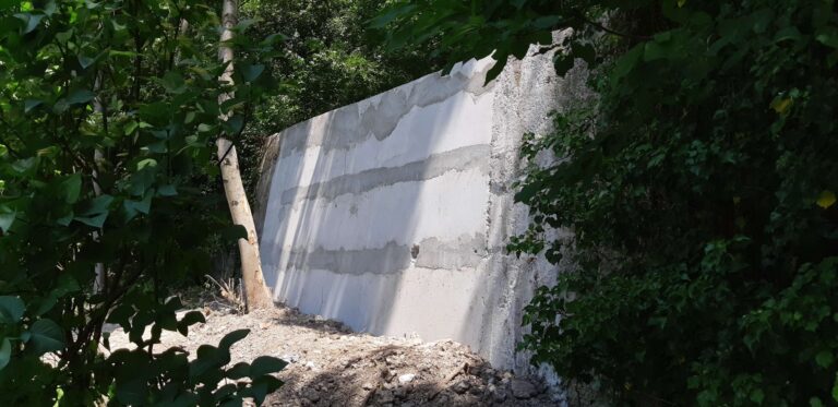 Réfection d'un mur en pierre effondré par coffrage et coulage d'un mur en béton armé contre l'ancien - photo 3 - Joubert Pinet