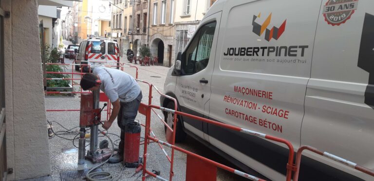 Intervention en zone piétonne pour carottages et démolitions partielles de dallages pour la création de jardinières - photo 4 - Joubert Pinet