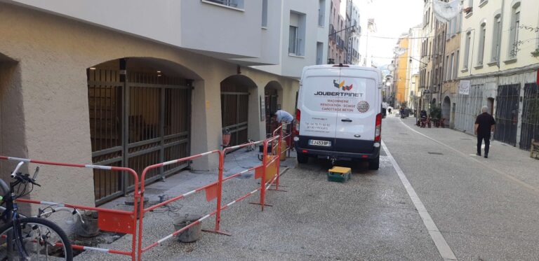 Intervention en zone piétonne pour carottages et démolitions partielles de dallages pour la création de jardinières - photo 3 - Joubert Pinet