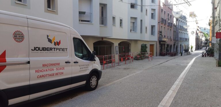 Intervention en zone piétonne pour carottages et démolitions partielles de dallages pour la création de jardinières - photo 1 - Joubert Pinet