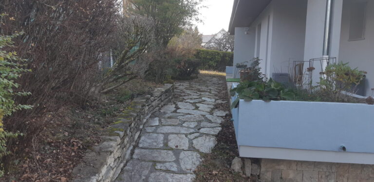 Travaux de dallages extérieurs et de modification d'un mur en pierres - photo 2 - Joubert Pinet