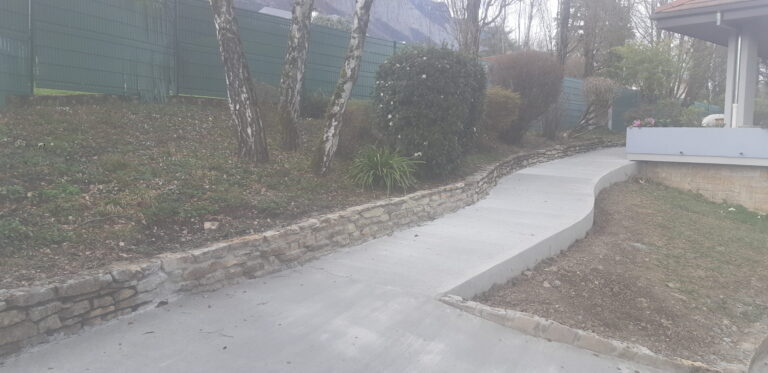 Travaux de dallages extérieurs et de modification d'un mur en pierres - photo 9 - Joubert Pinet