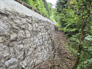 Renforcement sur des murs de soutènement en pierres
