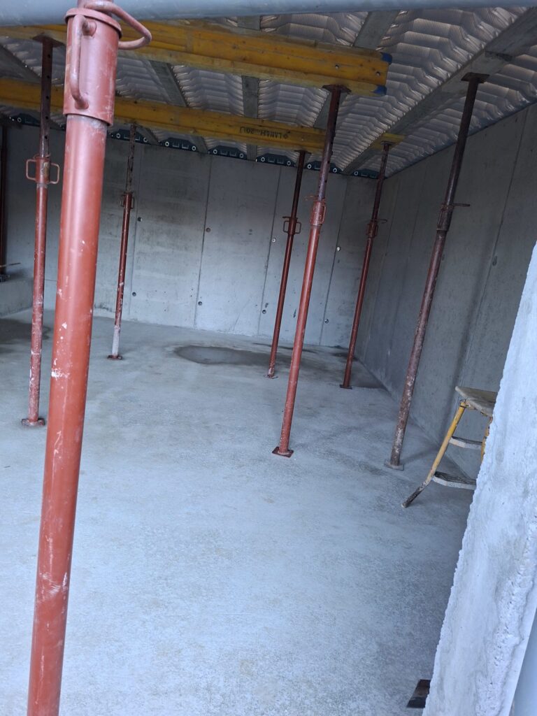 Intérieur d'une extension de maison en cours de gros oeuvre, dalle étayée