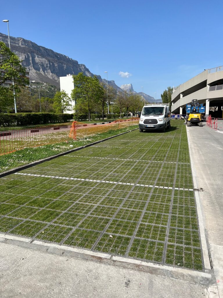 Pour vos places de stationnement, pensez aux dalles engazonnées !