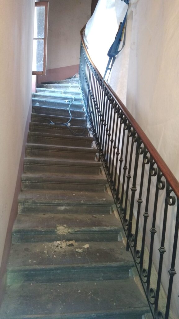 Escalier en béton fragilisé avant sa démolition dans un immeuble habité de Grenoble