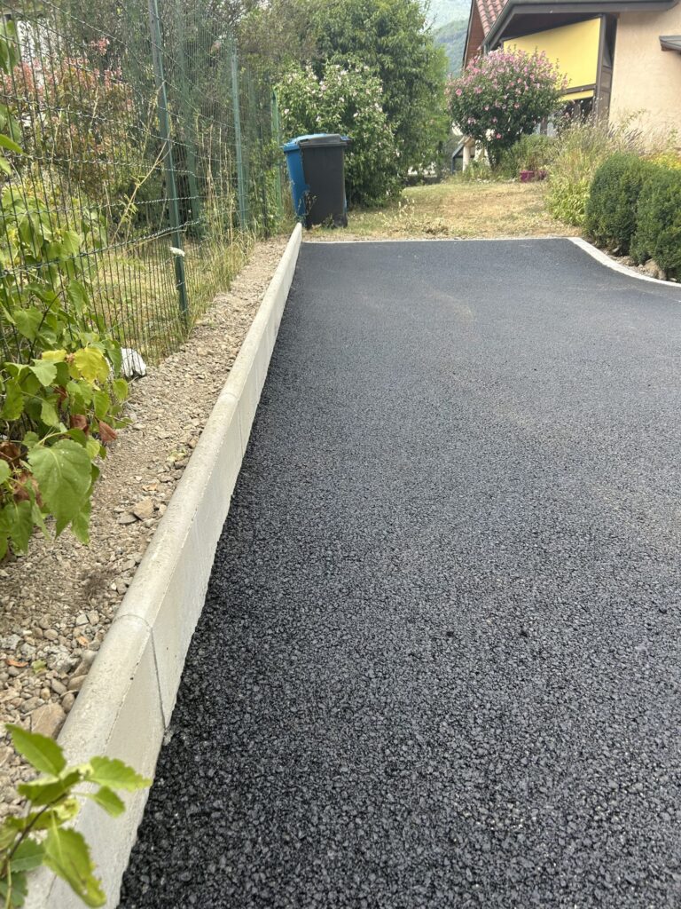 Réalisation d'une cour en enrobés avec pose de bordure au pourtour - photo 3 - Joubert Pinet