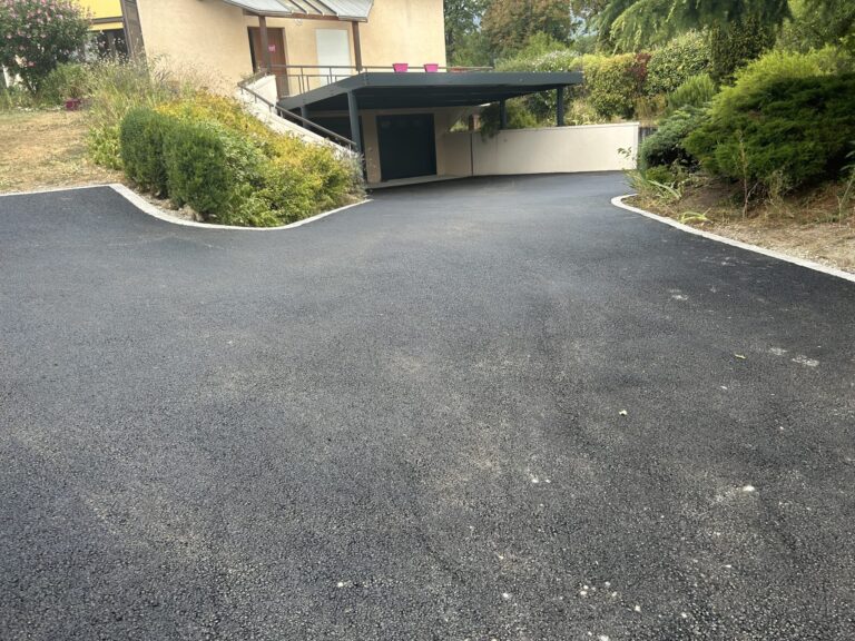 Réalisation d'une cour en enrobés avec pose de bordure au pourtour - photo 2 - Joubert Pinet