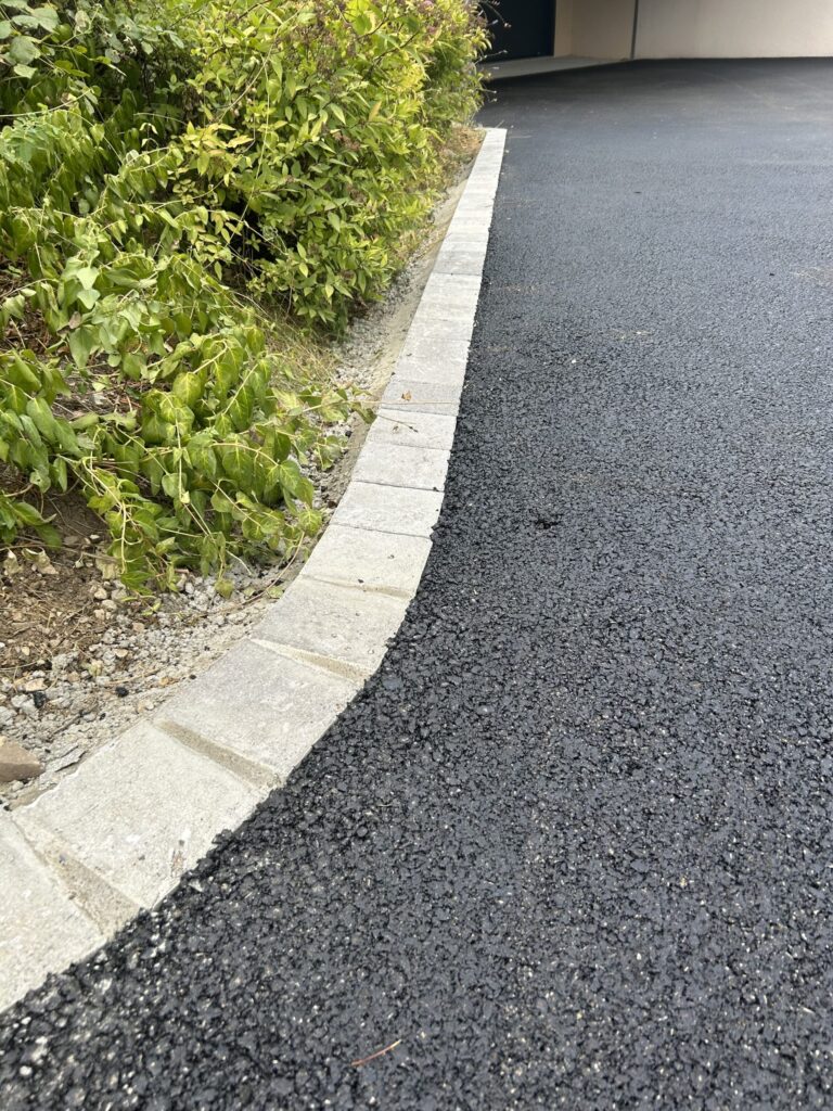 Réalisation d'une cour en enrobés avec pose de bordure au pourtour - photo 5 - Joubert Pinet