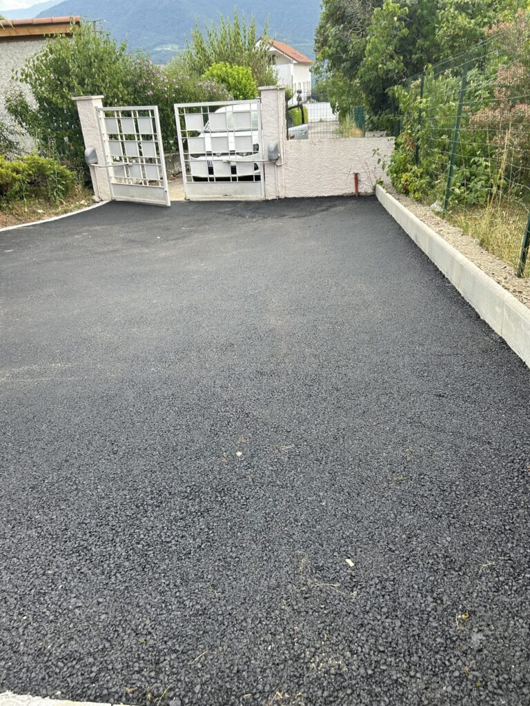 Réalisation d'une cour en enrobés avec pose de bordure au pourtour - photo 1 - Joubert Pinet