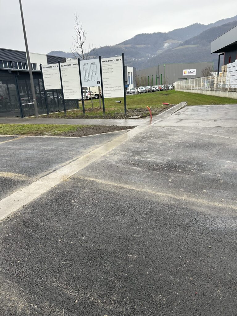 Réalisation d'un seuil de portail avec ralentisseur - photo 1 - Joubert Pinet