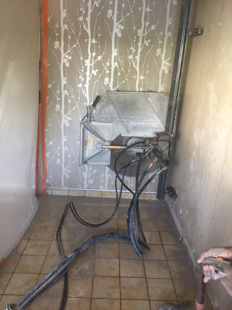 Sciage mural pour la création d'une ouverture en sous-œuvre ainsi que la mise en place d'un SAS anti-poussière/anti-projection - photo 1 - Joubert Pinet