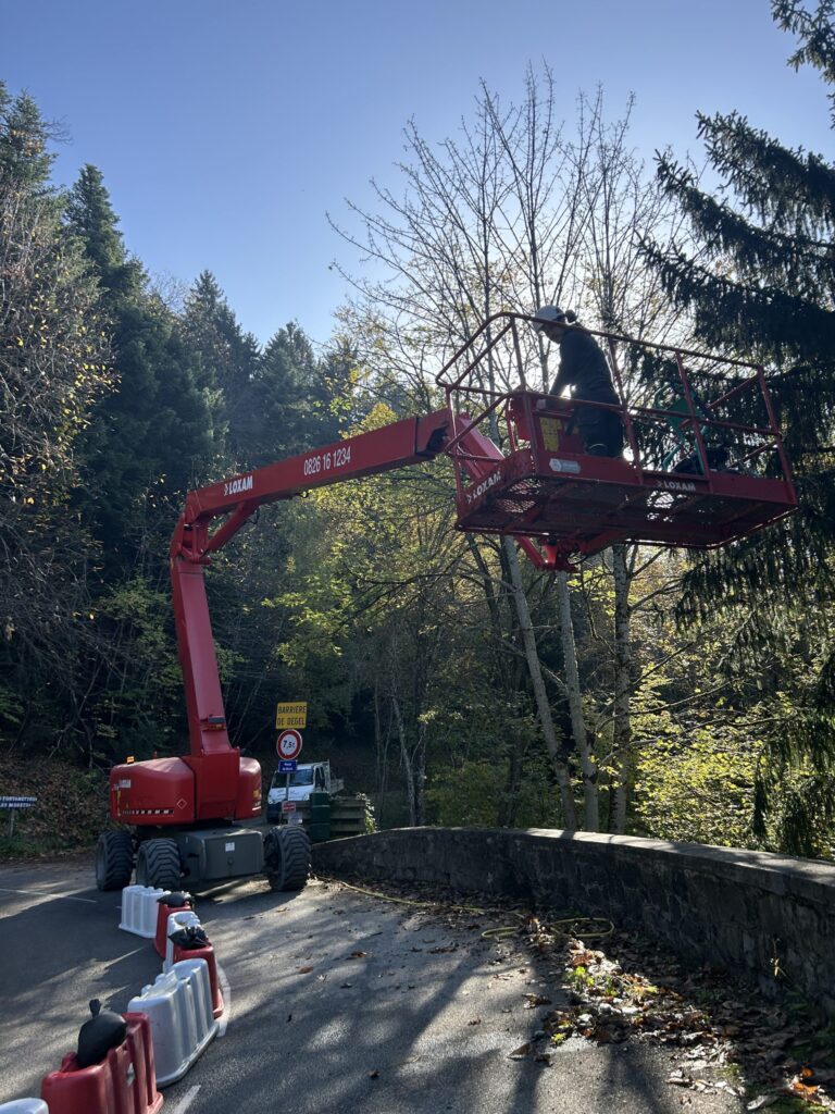 Entretien d'un mur à l'aide d'une nacelle négative - photo 2 - Joubert Pinet