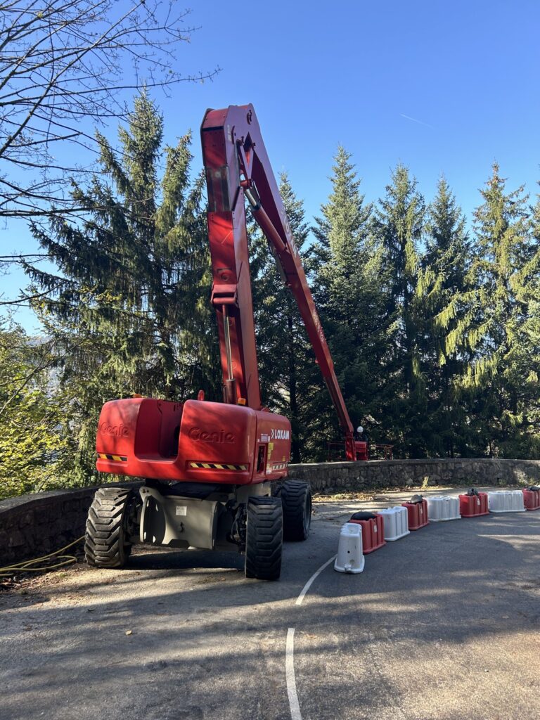 Entretien d'un mur à l'aide d'une nacelle négative - photo 1 - Joubert Pinet