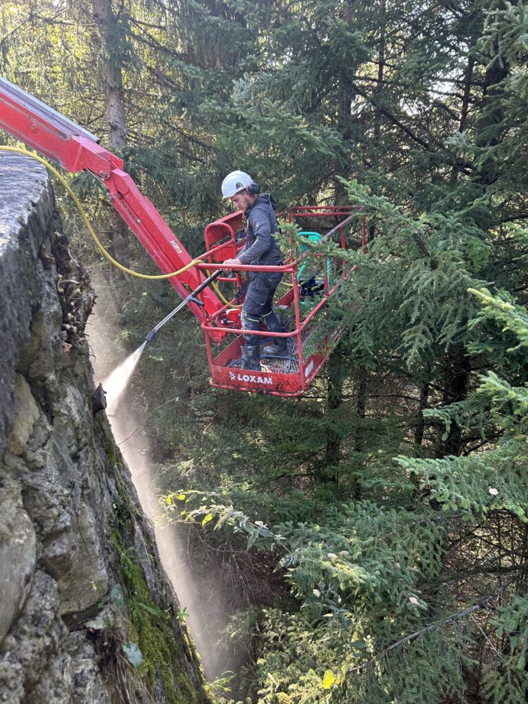 Entretien d'un mur à l'aide d'une nacelle négative - photo 3 - Joubert Pinet