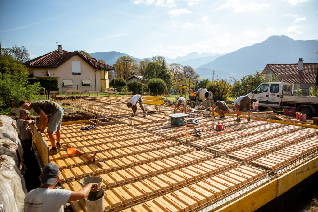 Maçons de l'entreprise Joubert Pinet au travail sur un plancher en construction