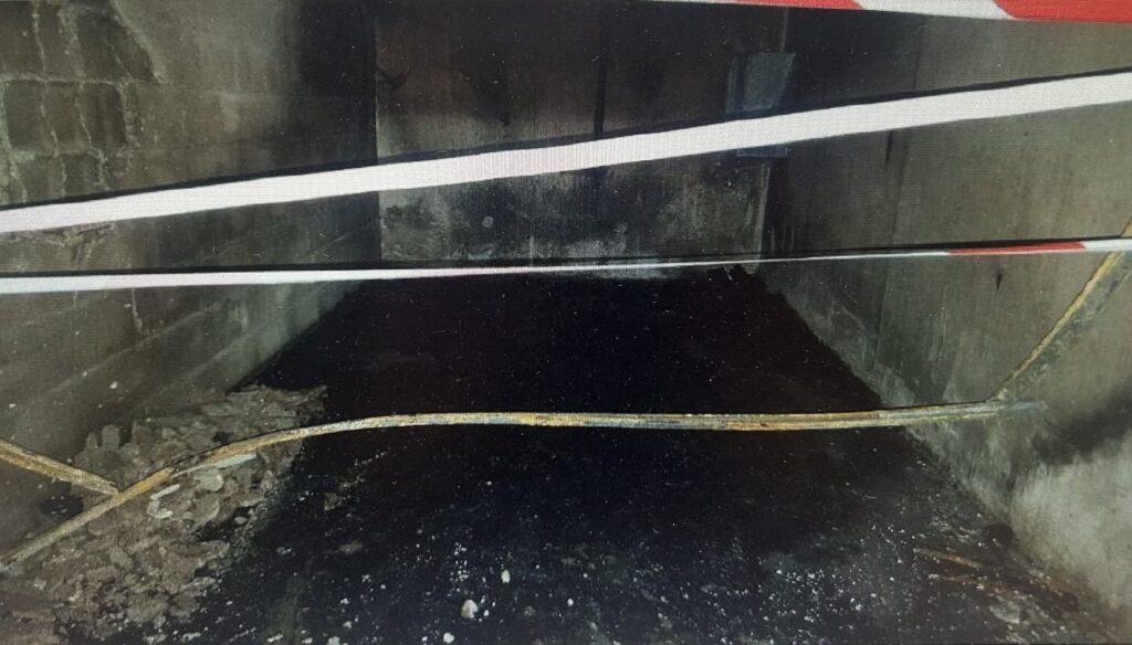 Garage en sous-sol endommagé par un incendie à Fontaine, avant sa remise en état